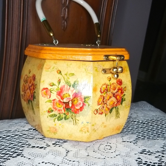 Vintage Gorgeous Handcrafted Wooden Purse with Lucite Handle-Floral - Picture 3 of 9